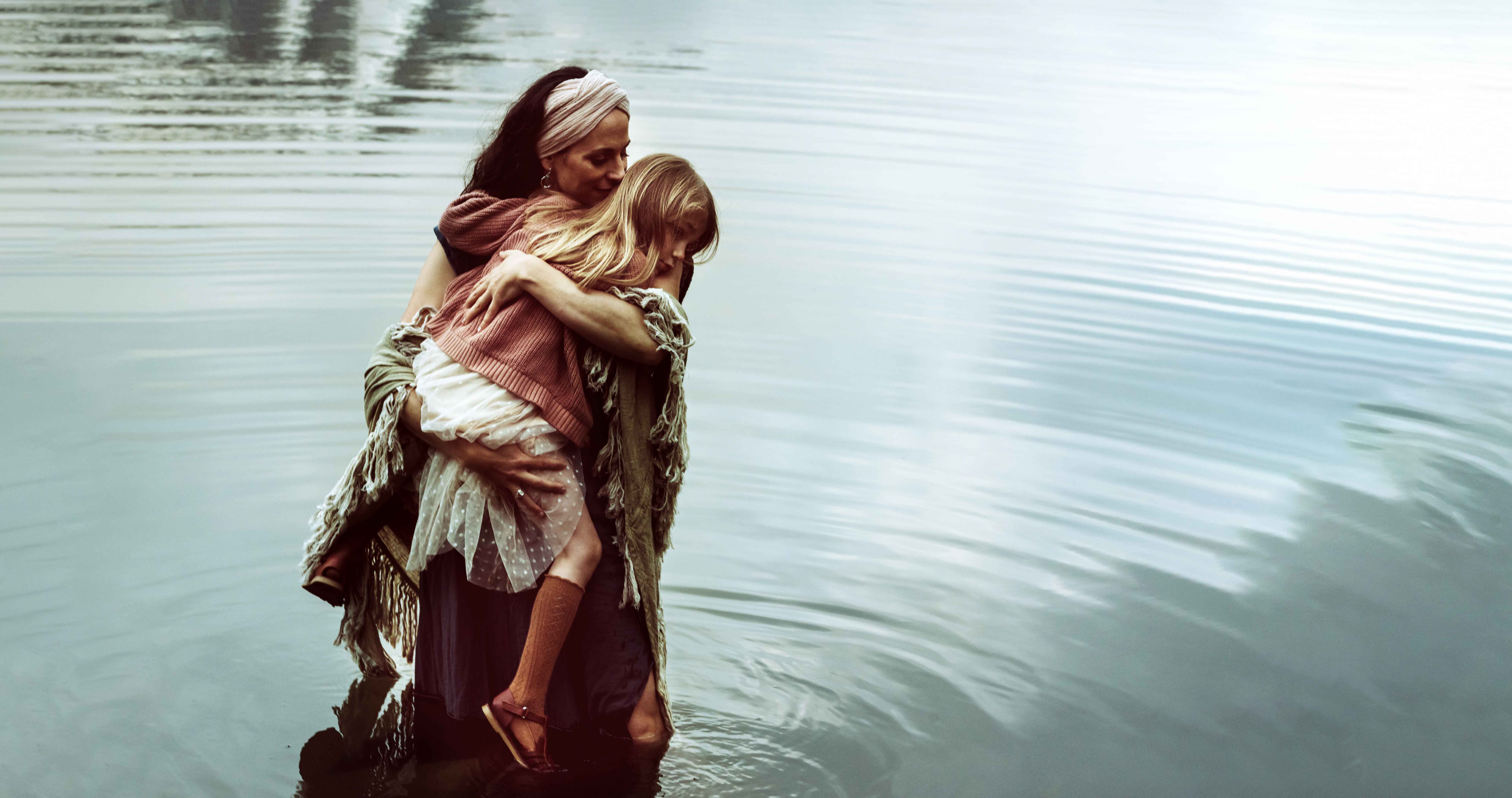 Mutter mit Kind am See Familienfotografin Zürich