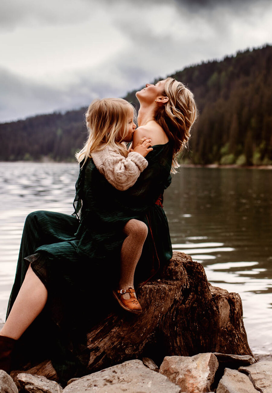 Mutter mit Tochter am See - Familienfotografin Zürich