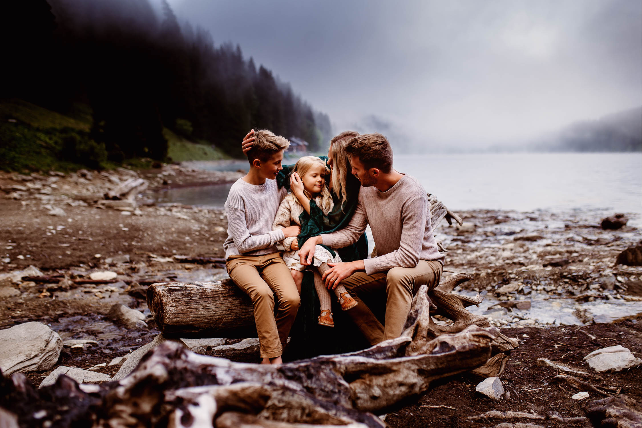 Family sitting by the lake - Familyphotographer Geneva