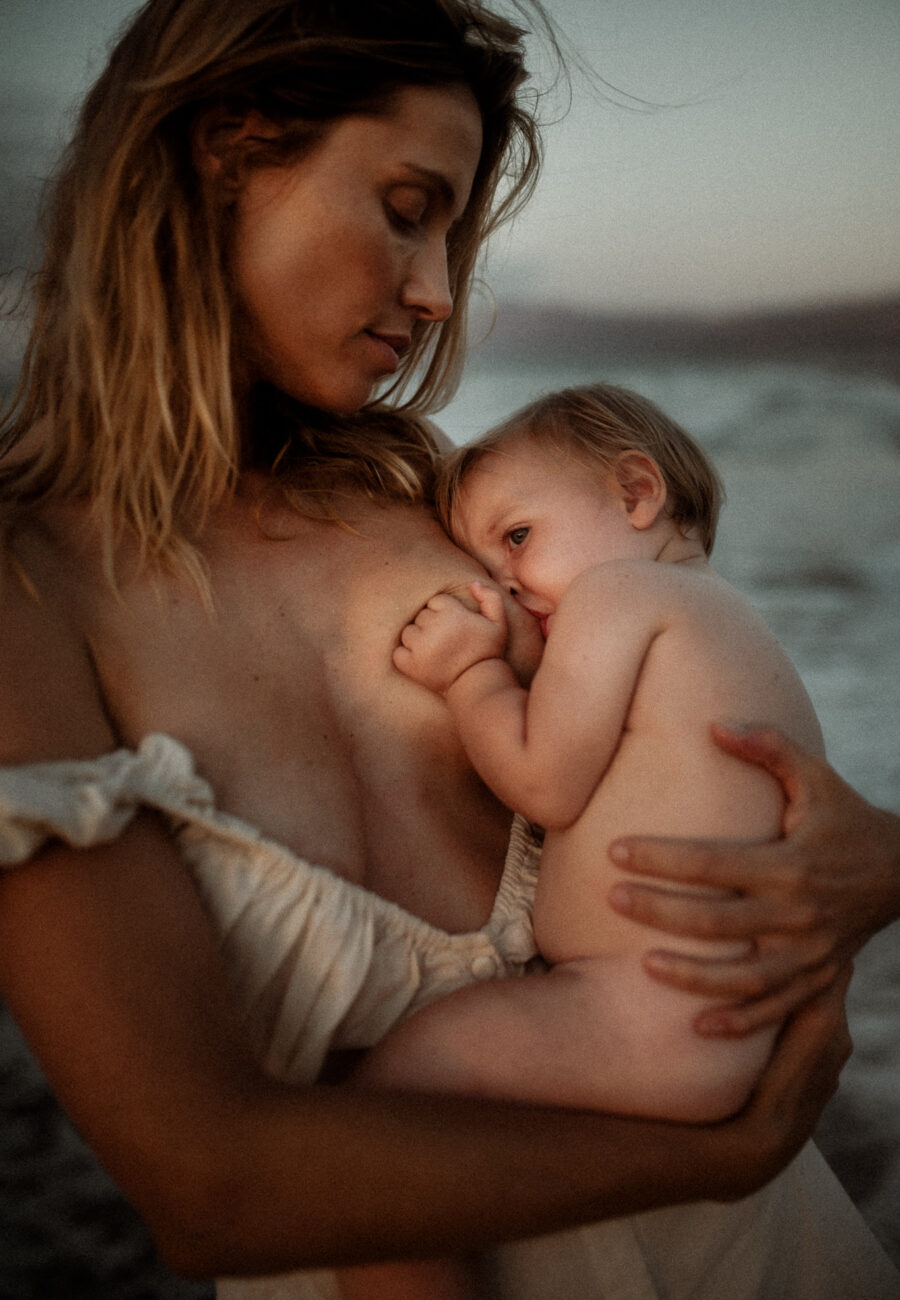 Stillende Mutter mit Baby am Wasser, Familienfotografin Zürich